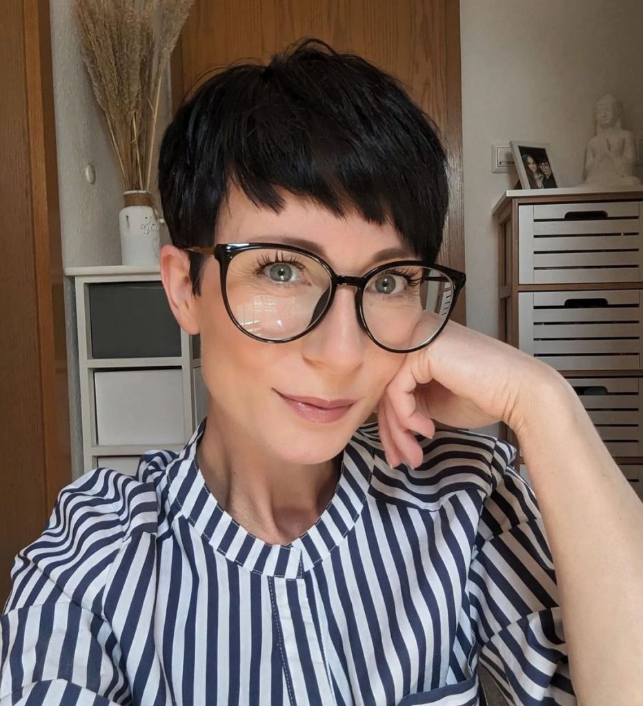 coupe de cheveux pixie très courte pour les femmes avec des lunettes