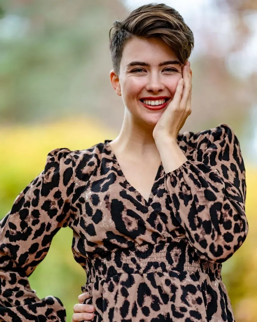 corte de cabelo pixie muito curto com franja comprida