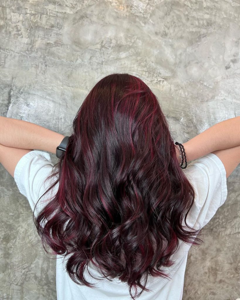 reflexos vermelhos violeta em cabelo castanho escuro