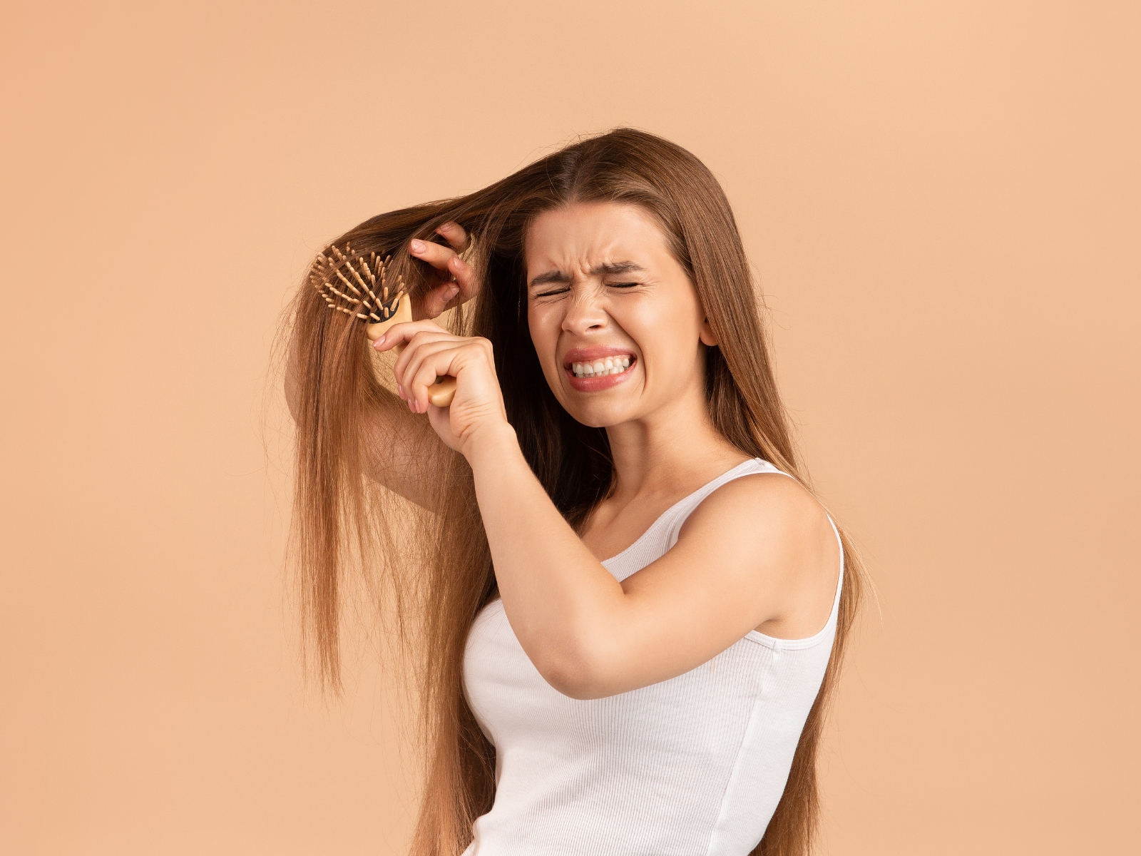 mujer peinando un cabello dañado