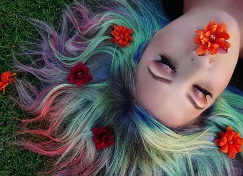 femme aux cheveux colorés sur l'herbe