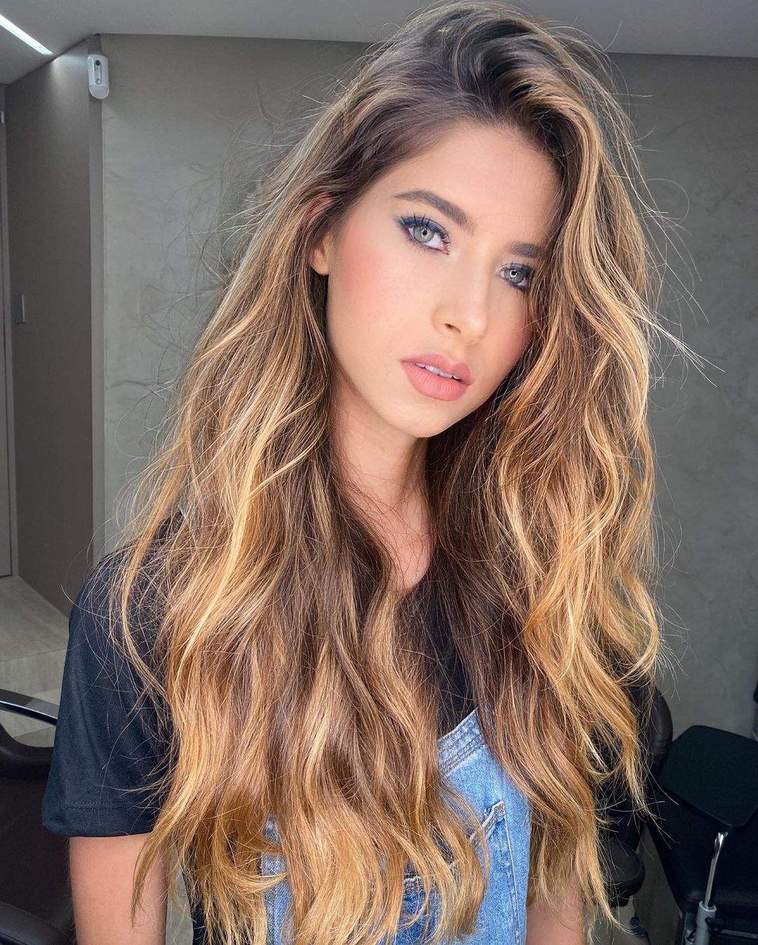 long brown hair with blonde highlights and lowlights