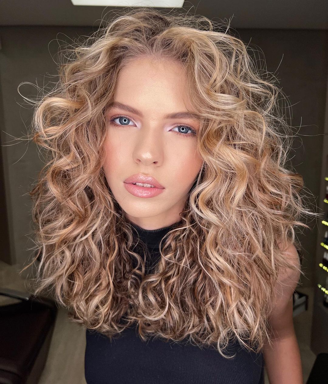 beige blonde highlights on curly hair