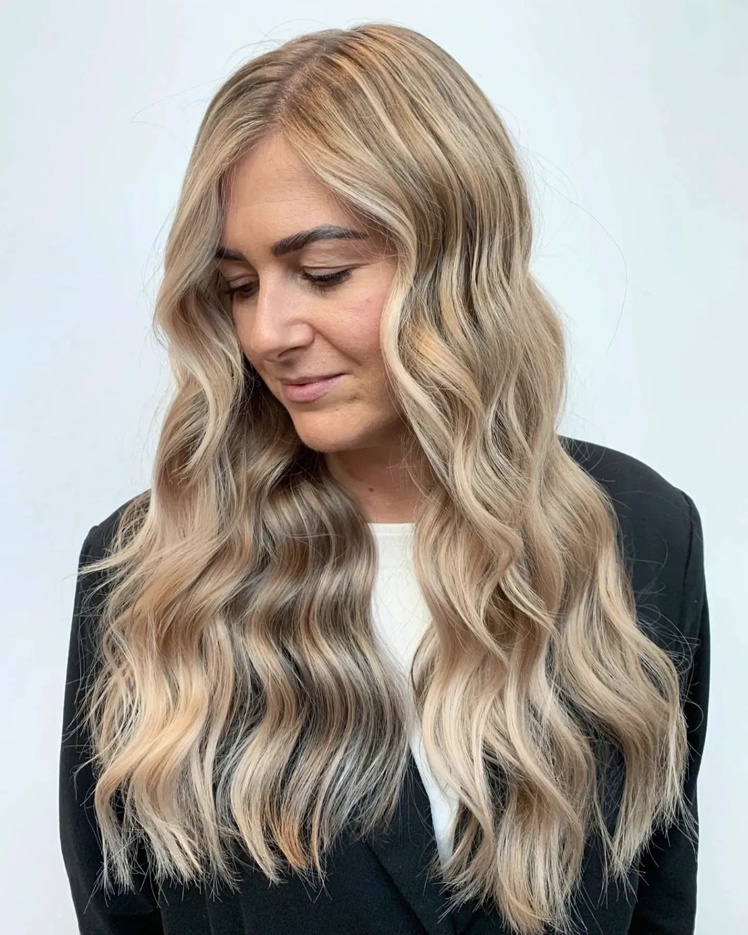 cheveux longs ondulés avec des reflets blonds