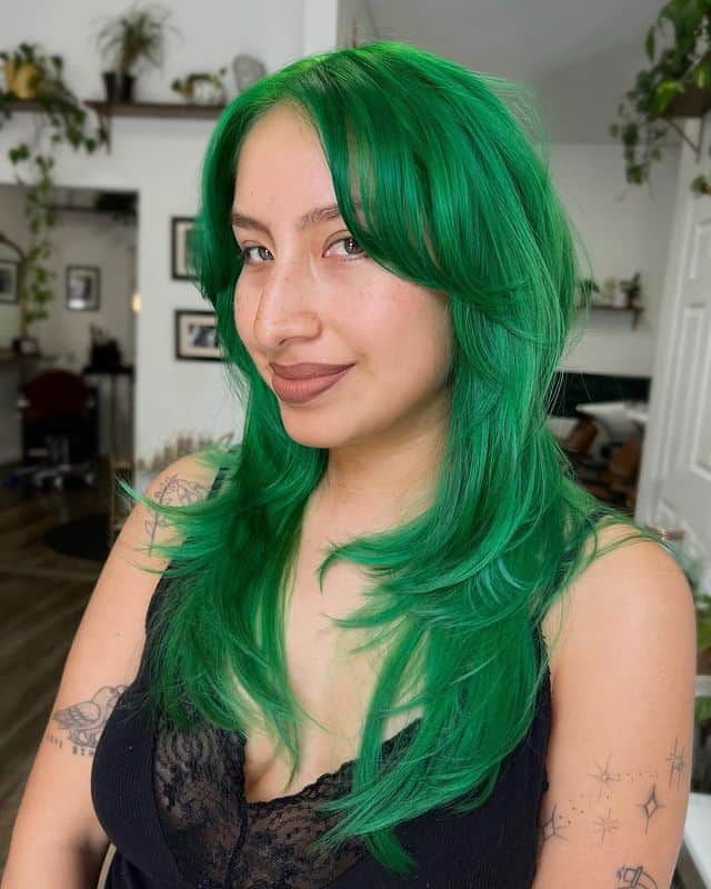 frange de rideau sur cheveux verts