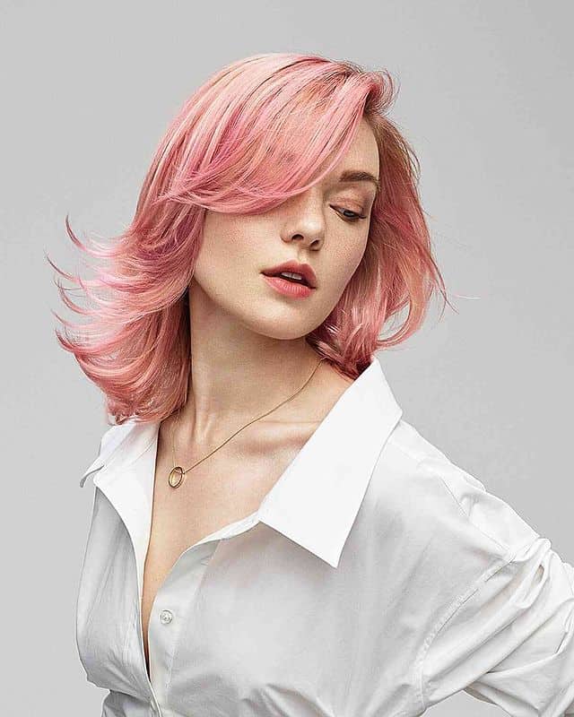corte de cabelo médio em camadas cor-de-rosa com franja lateral e pontas emplumadas