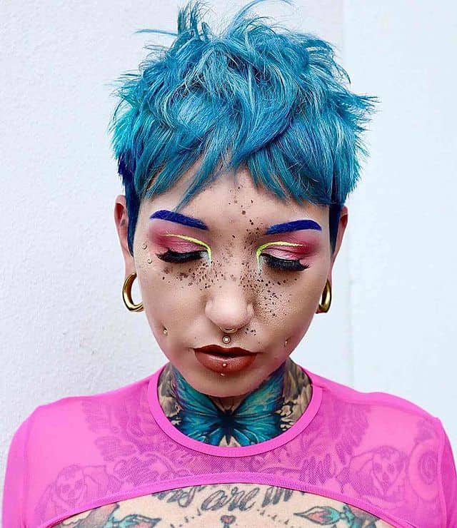 pixie azul em camadas com franja de inspiração punk
