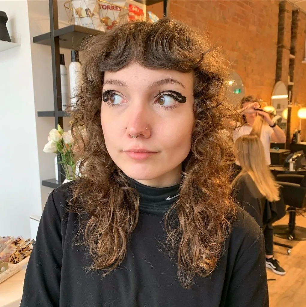 razor cut and diffuse hairstyle with bangs for round face