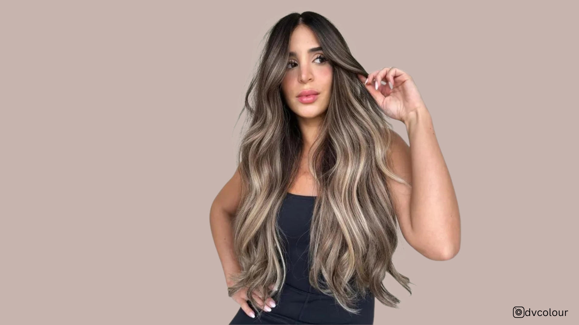 cabelo castanho com madeixas louras