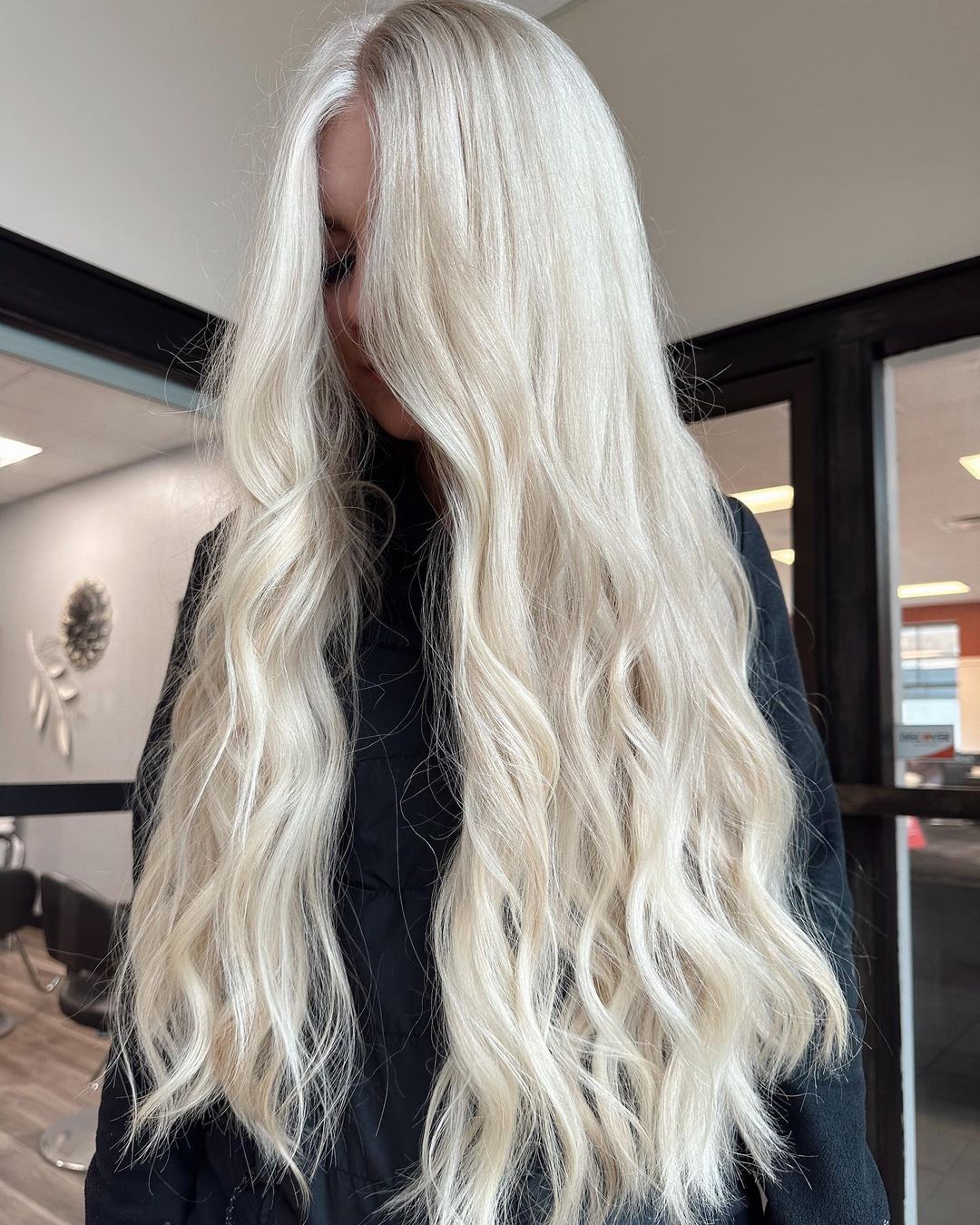 cheveux longs ondulés blond platine