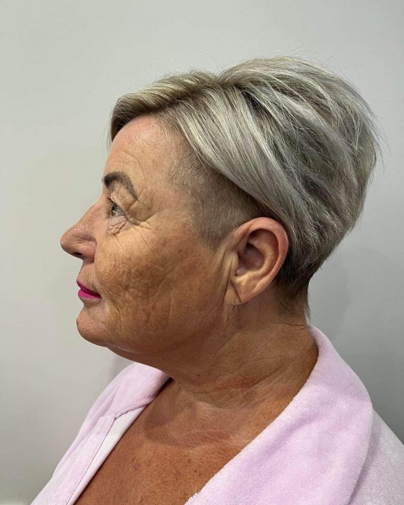 corte pixie loiro acinzentado para mulheres com mais de 60 anos