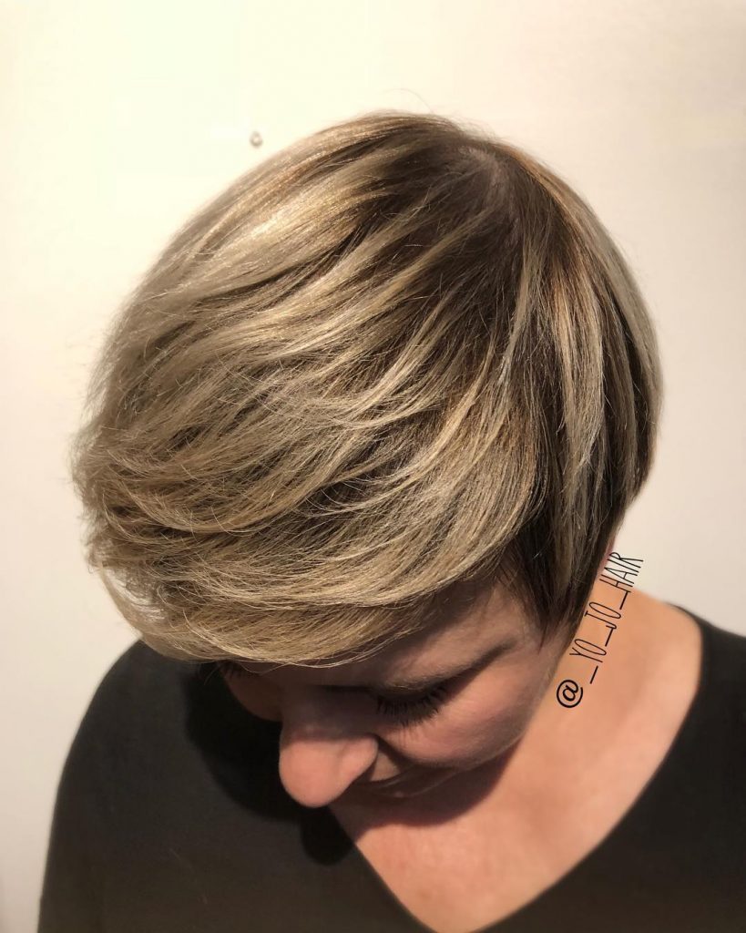 blonde highlights op donkere pixie cut