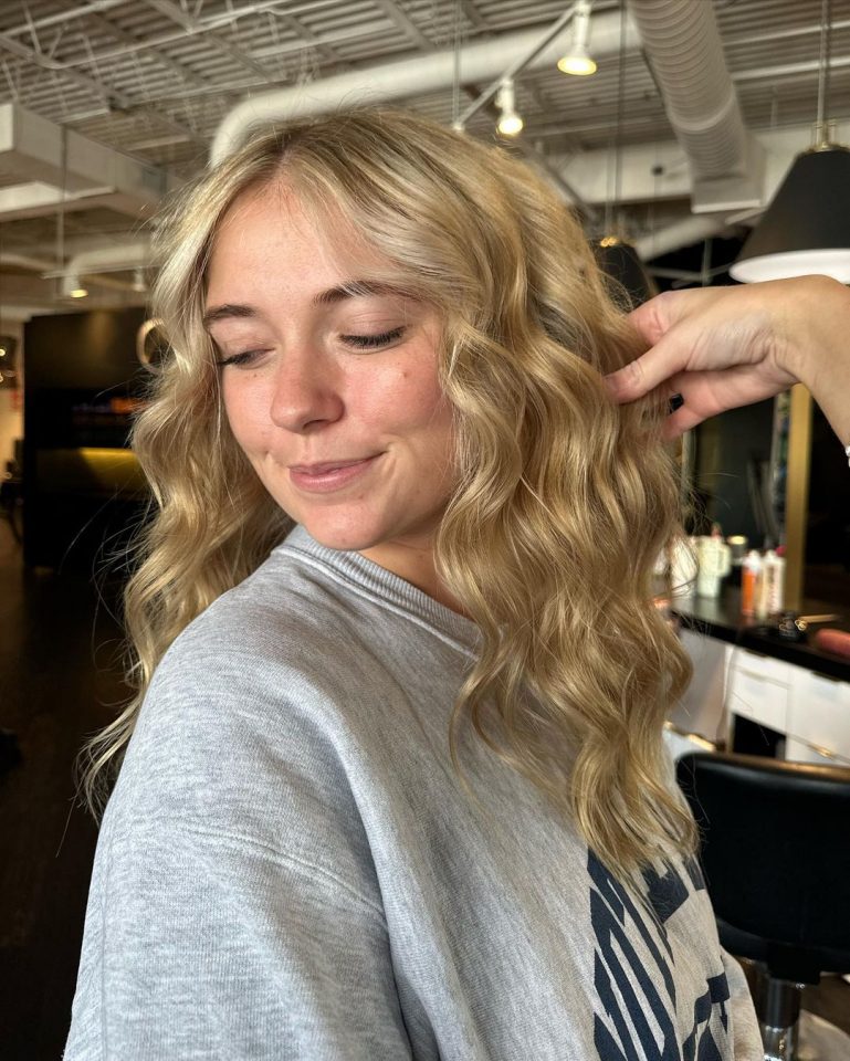 50 ideas de pelo rubio miel de moda en 2024