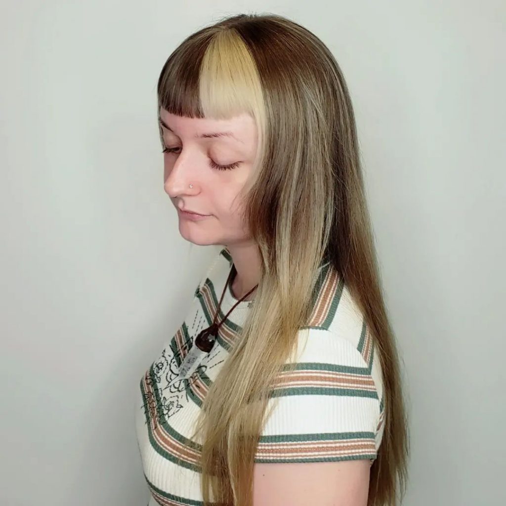 mèches blondes funky sur cheveux foncés
