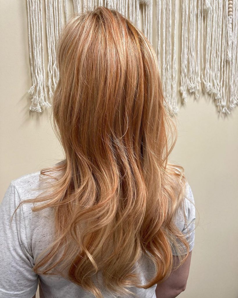 cheveux or rose fraise