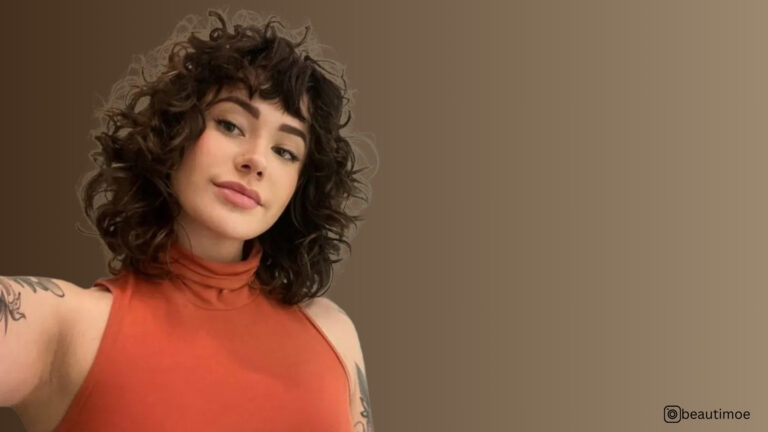 cabelo encaracolado com franja