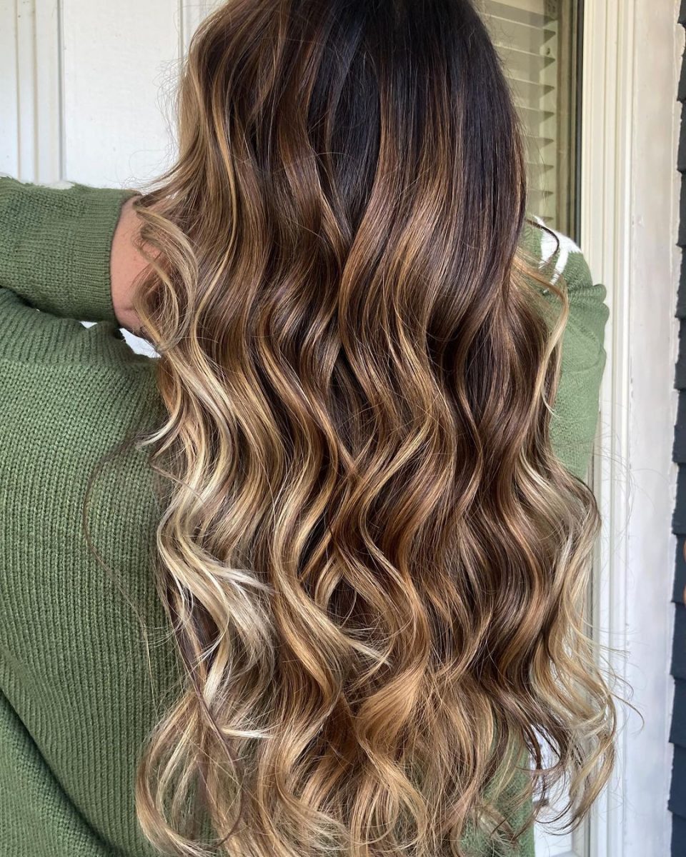 60 ideas para un cabello castaño radiante con reflejos rubios