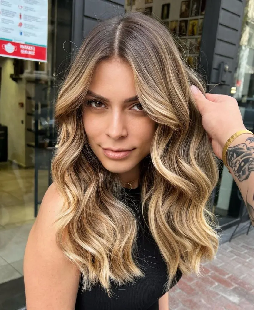 Wavy mid-length blonde hair with highlights 