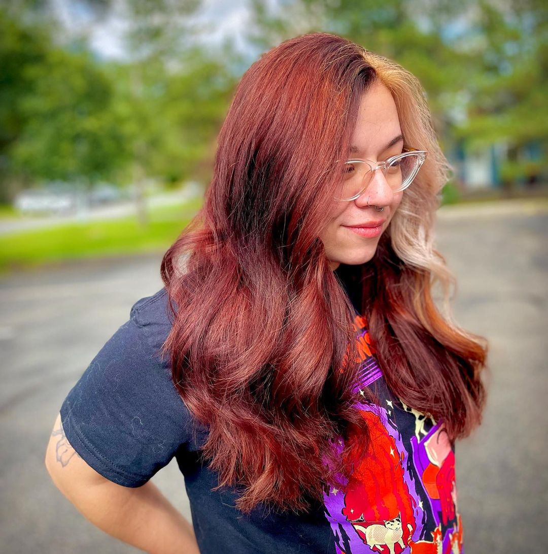 cabelo castanho-avermelhado com color block louro