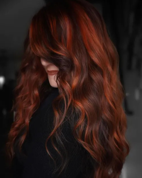 cheveux auburn avec des reflets rouges