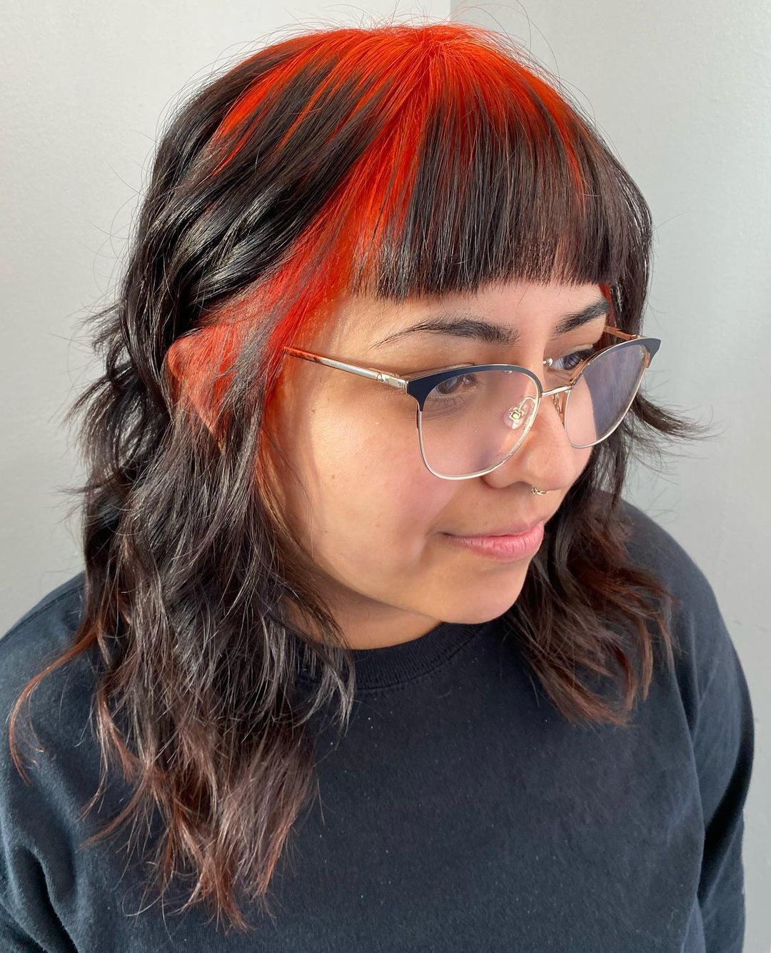 zwart haar met rode wortels