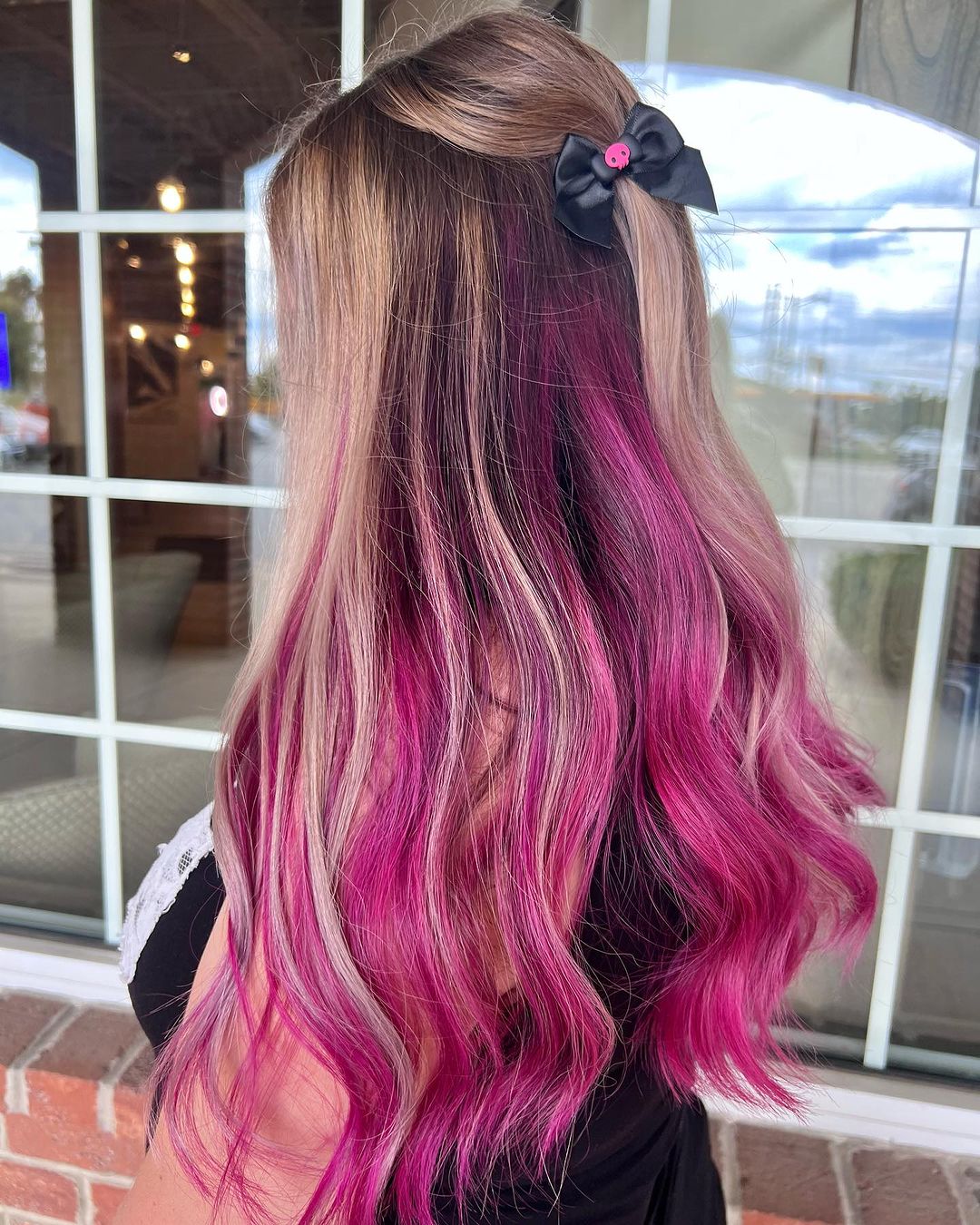 capelli biondi con ombre rosa magenta