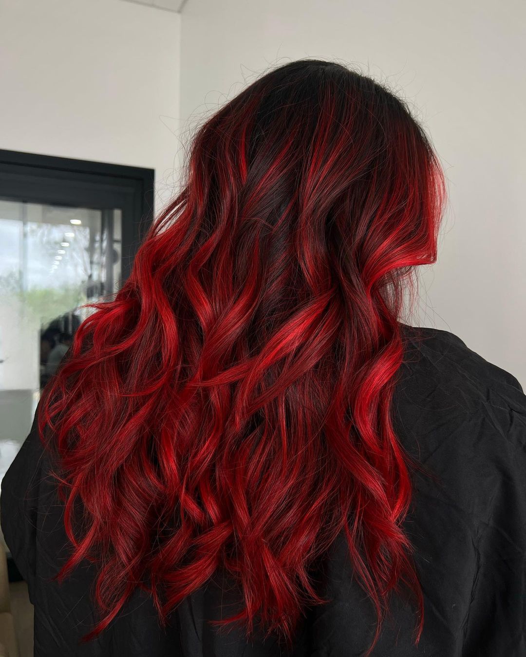cheveux rouge sang sur fond noir