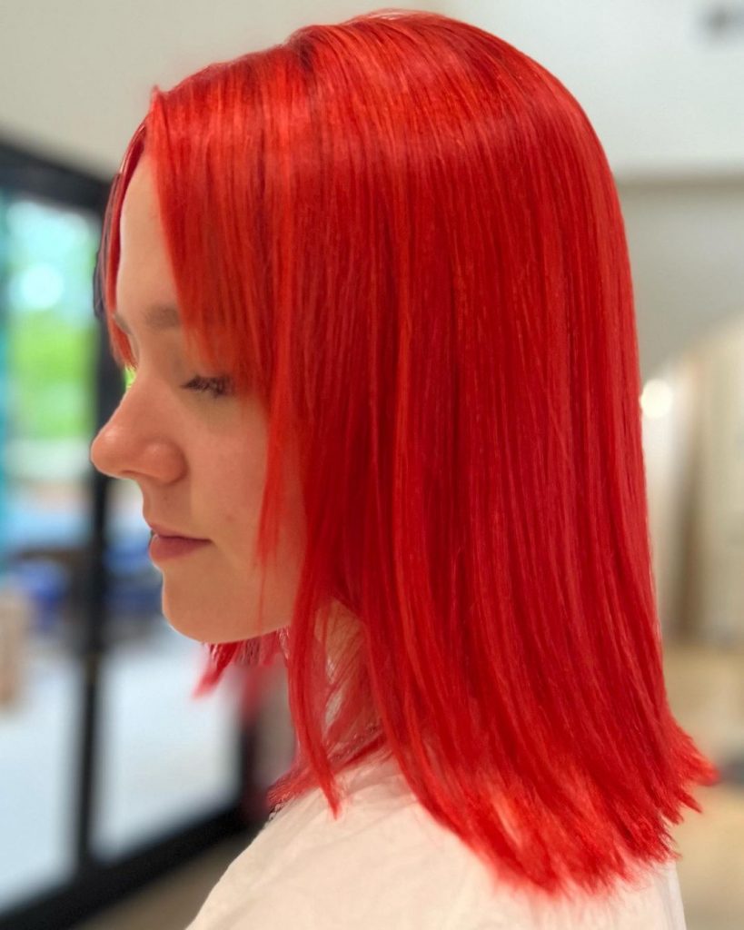 cheveux rouge cerise vif
