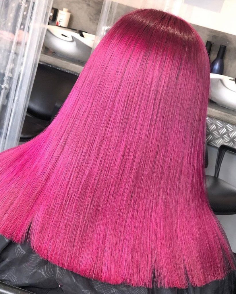 cheveux rose vif magenta