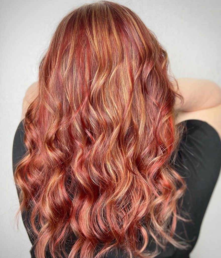 cheveux blonds à la fraise avec des reflets rouge vif