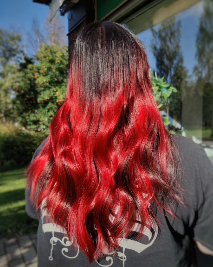 balayage rouge vif sur cheveux noirs