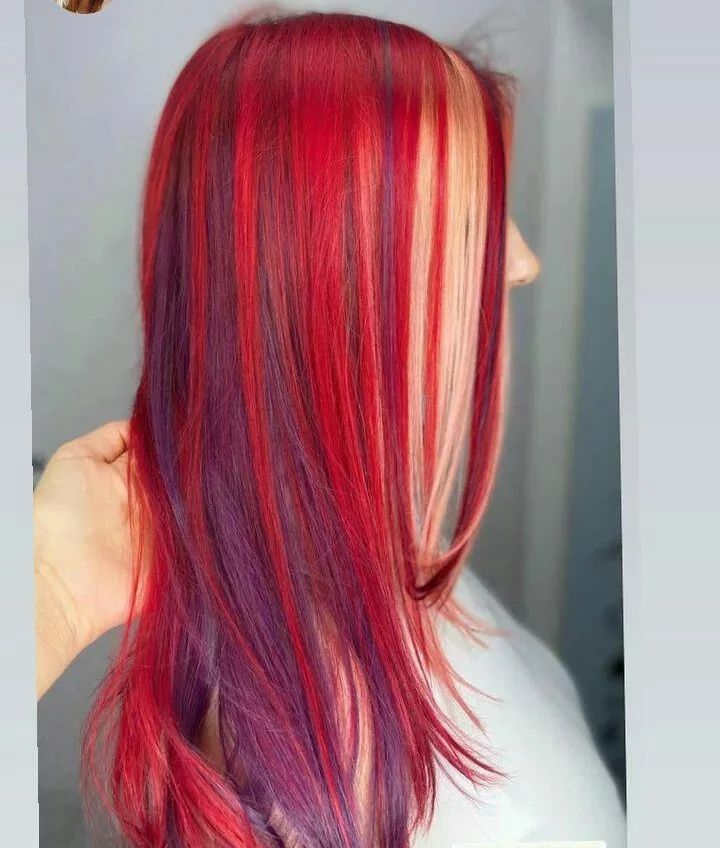 cheveux rouge vif avec des reflets blonds et violets