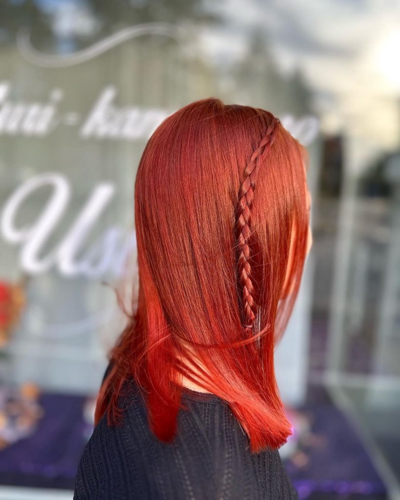 cheveux rouge vif avec tresse
