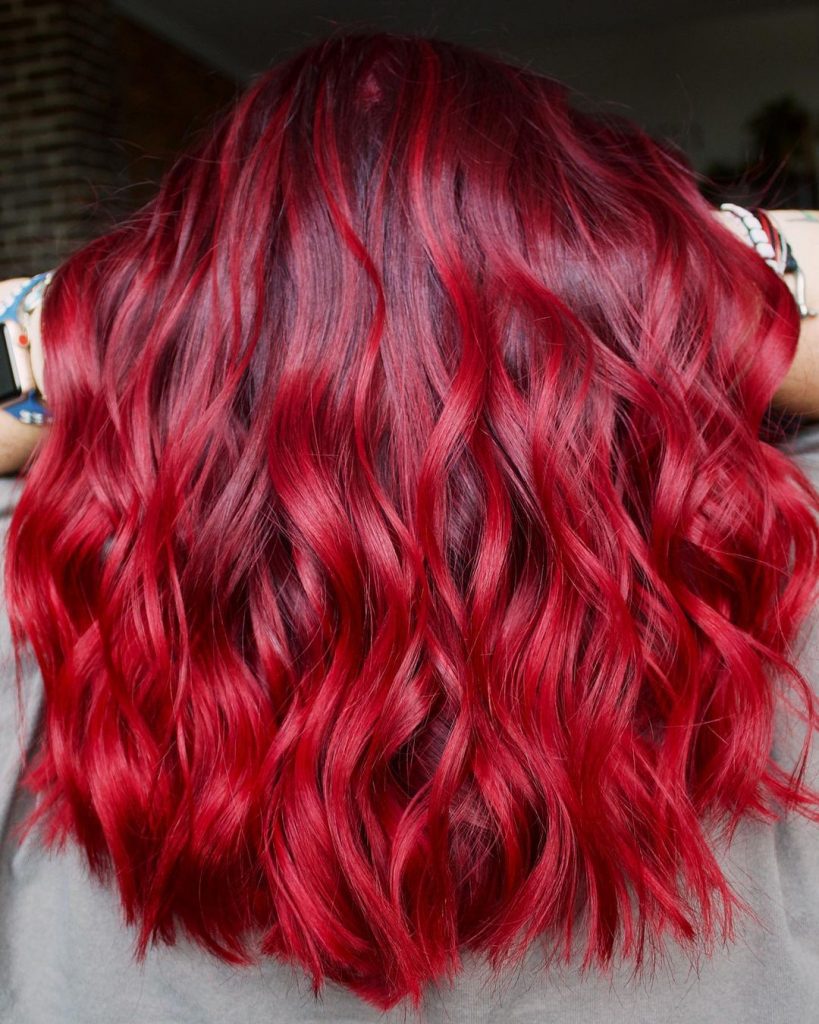 cabelo vermelho vivo de comprimento médio