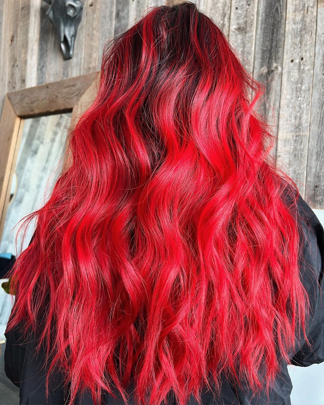 cabelo vermelho cereja sobre base preta