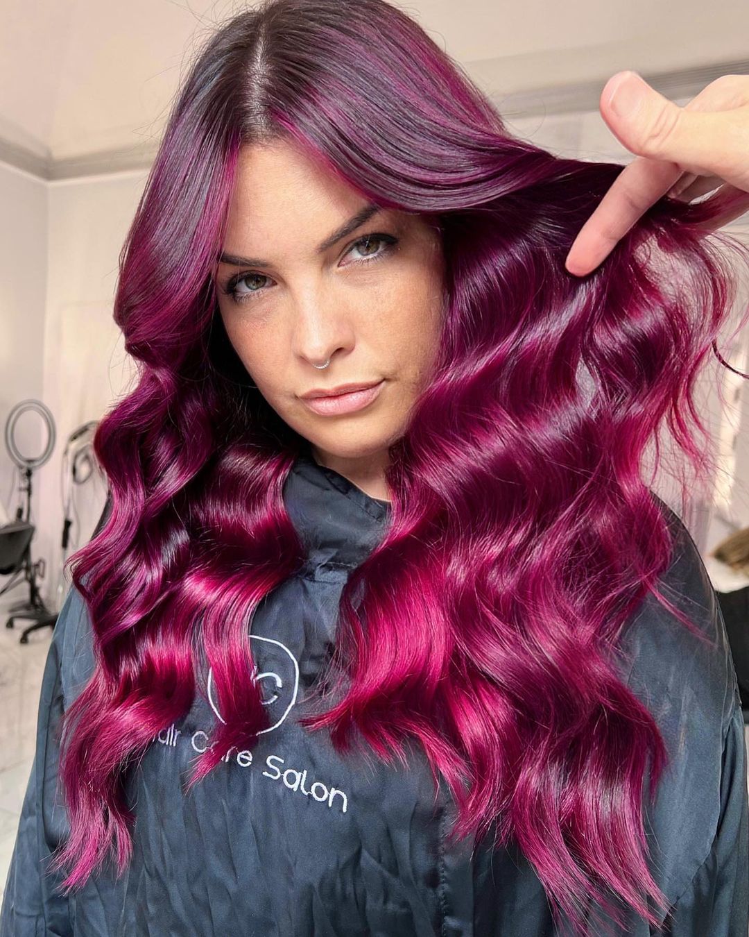 cheveux violet cerise