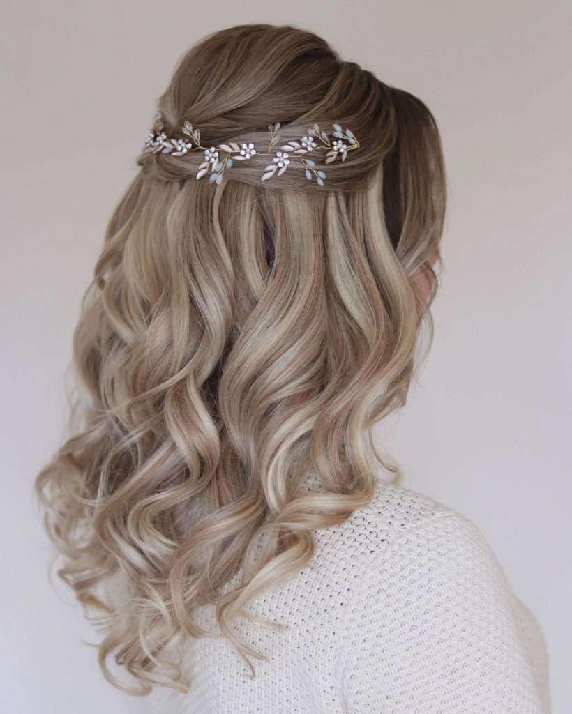 curled wedding hairstyle for medium hair
