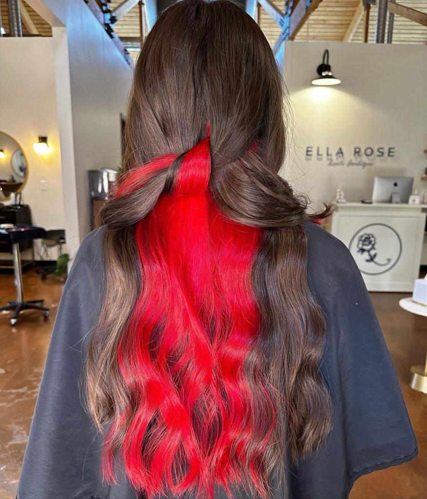 cheveux foncés avec une sous-couche rouge vif