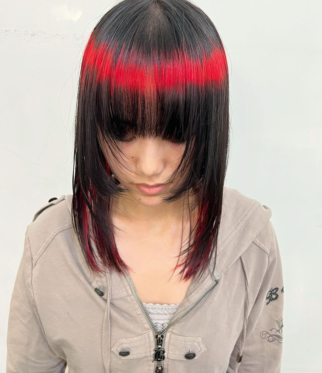 emo rood en zwart haar