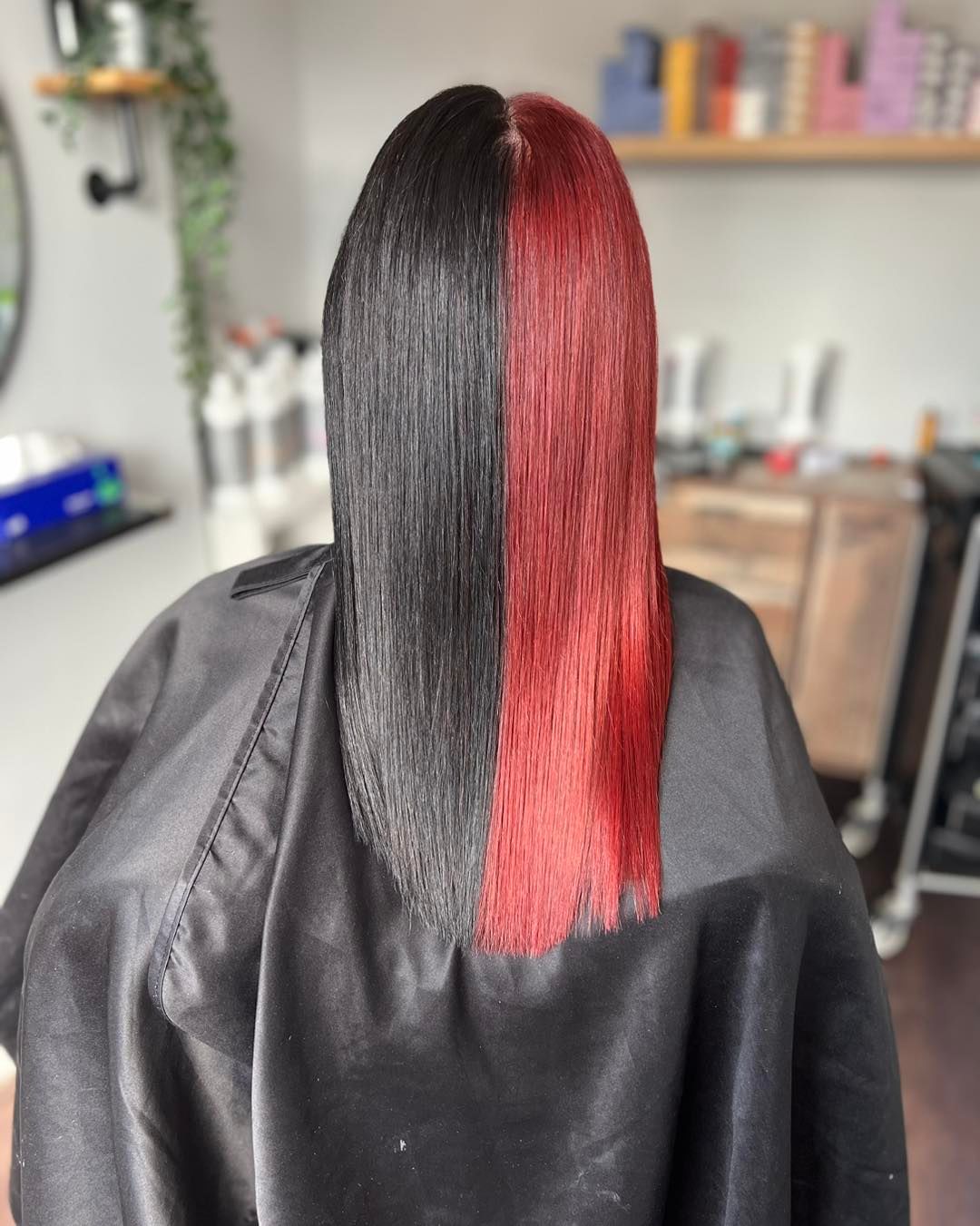 pelo mitad rojo y mitad negro