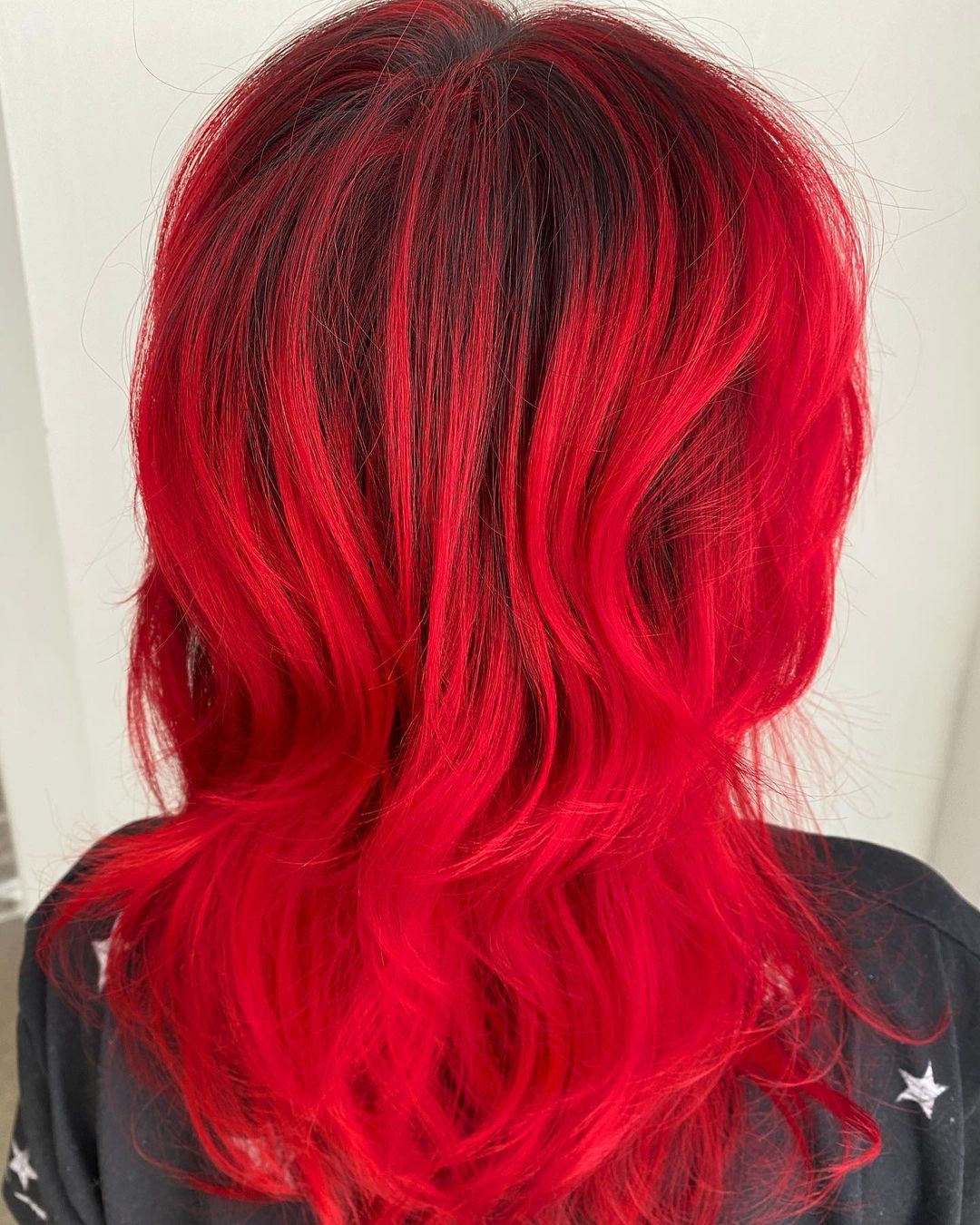 pelo rojo caliente con raíces negras