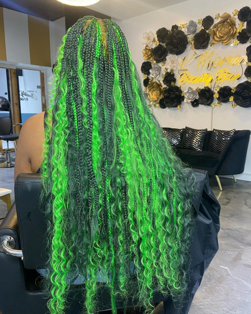 cabelo comprido encaracolado com tranças verde azeitona e verde néon
