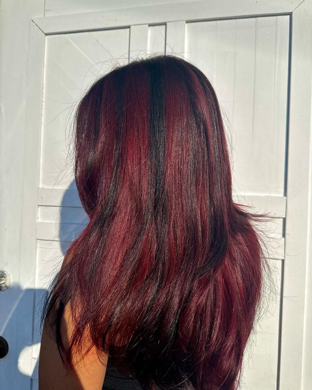 mèches rouge marron sur cheveux noirs