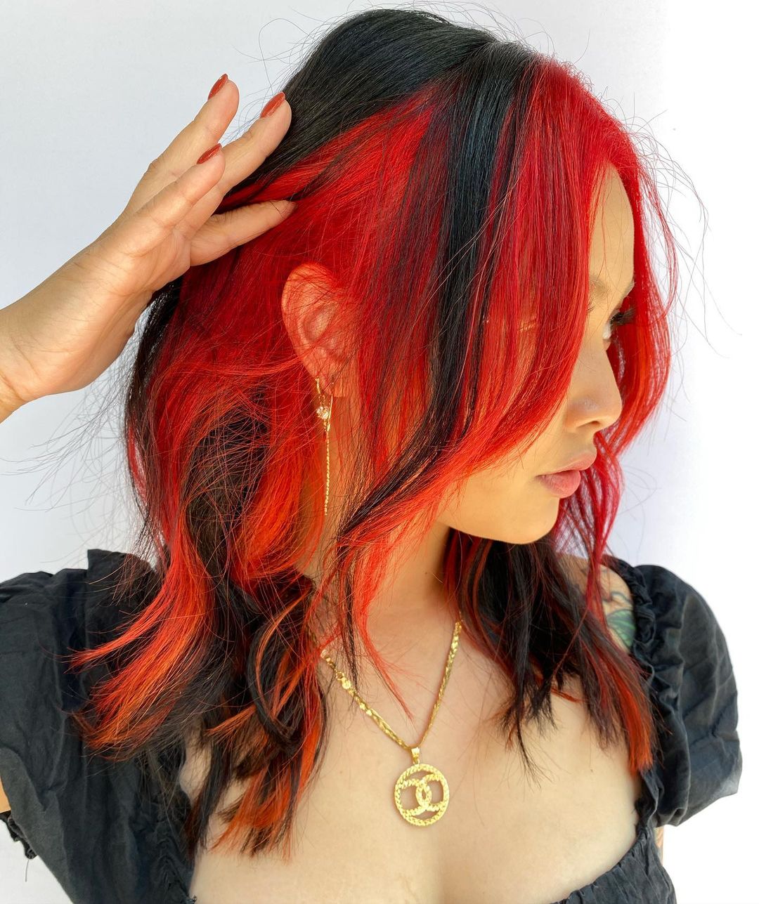 color blocking rosso arancio su capelli neri