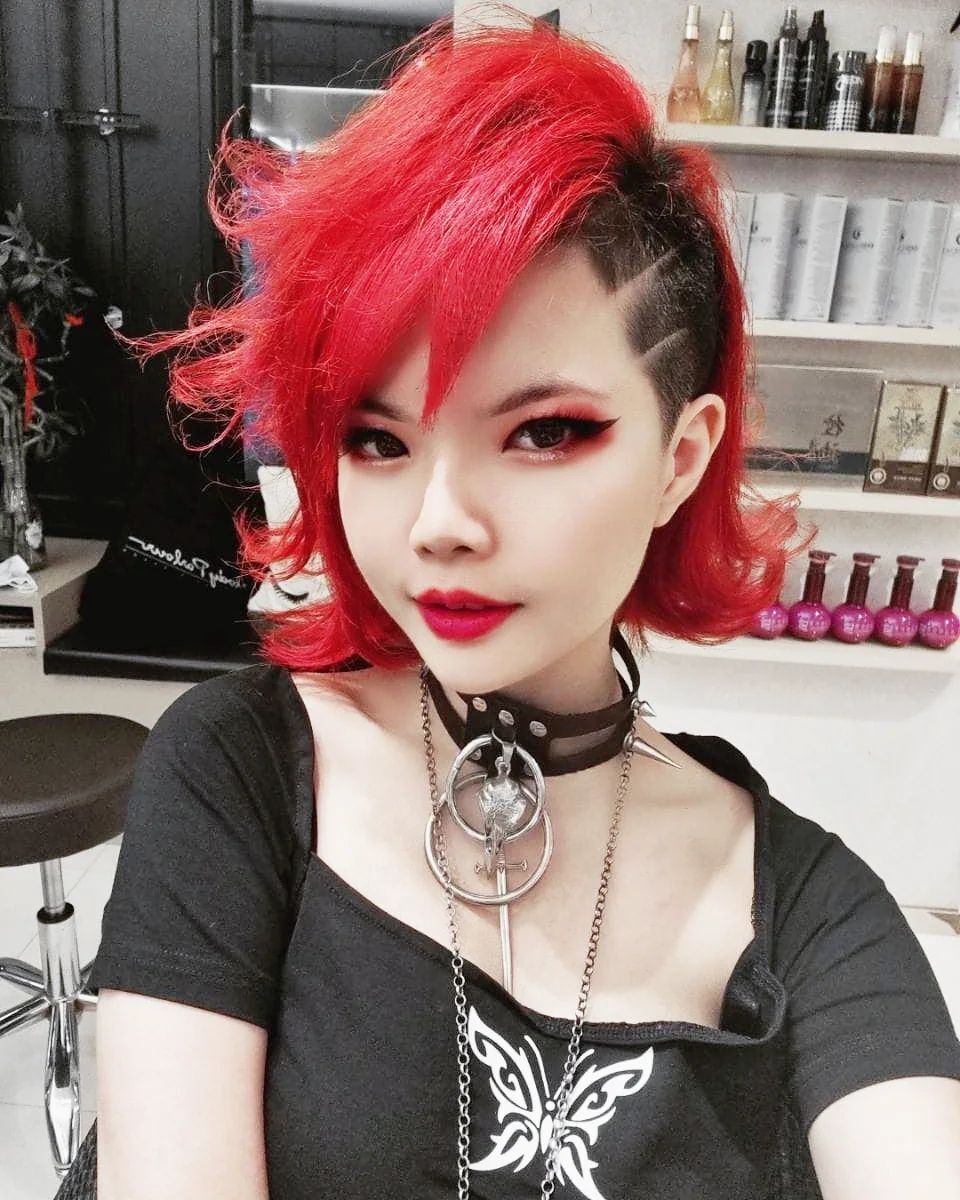 penteado punk vermelho e preto com corte inferior