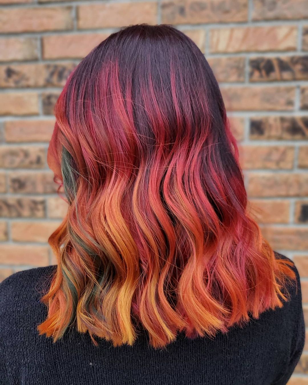 balayage rouge et orange sur cheveux foncés