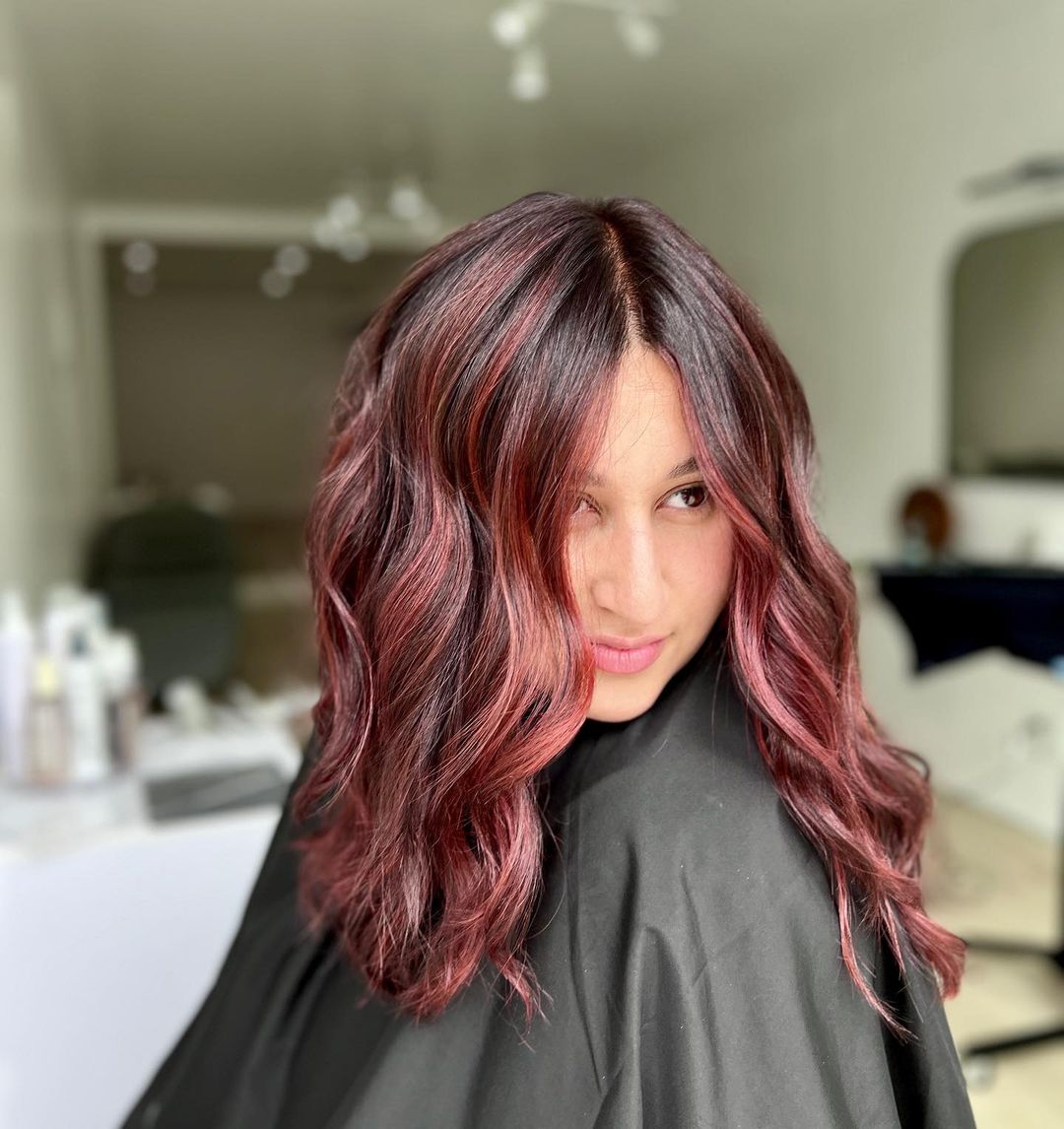balayage vermelho em cabelo de comprimento médio