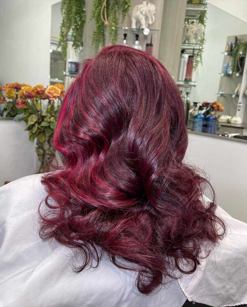 cheveux rouge rubis et magenta