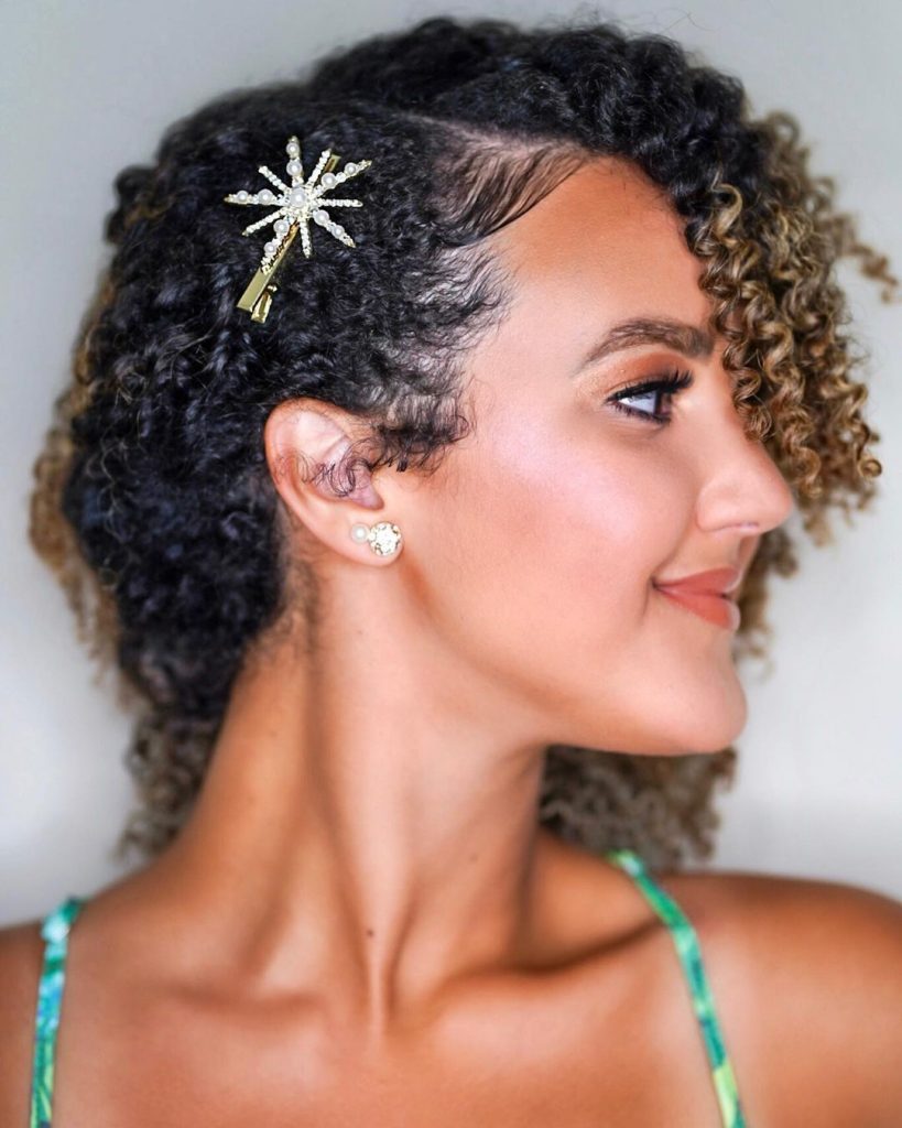 3C curly hairstyle with a hair pin