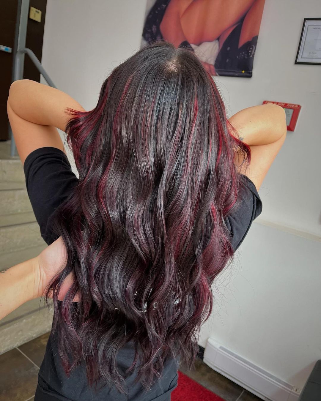 balayage vermelho subtil em cabelo escuro